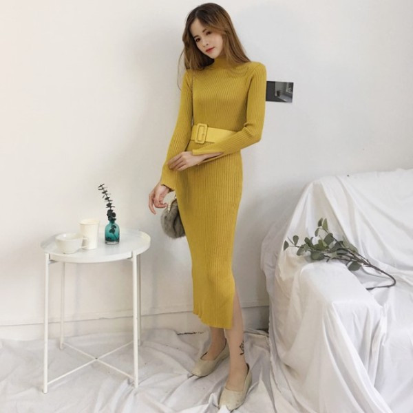 Női hosszú testhez kötött kötött ruha övvel és pólógallérral