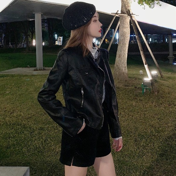 Modern rövid kabát cipzárral fekete műbőrből