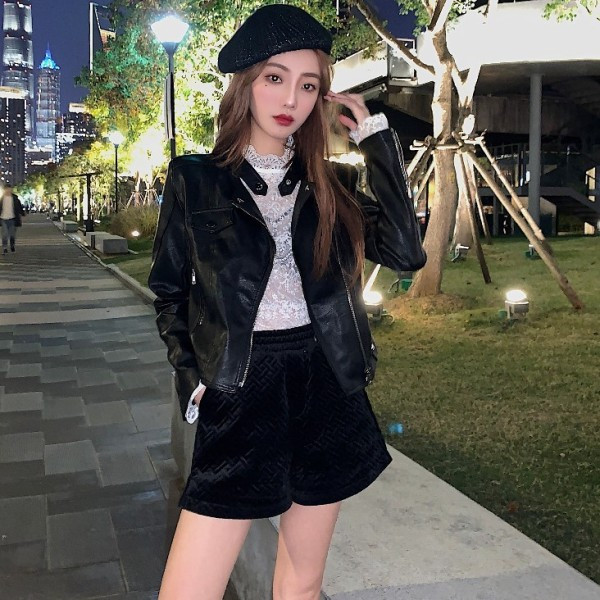 Modern rövid kabát cipzárral fekete műbőrből