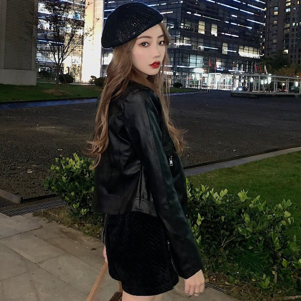 Modern rövid kabát cipzárral fekete műbőrből