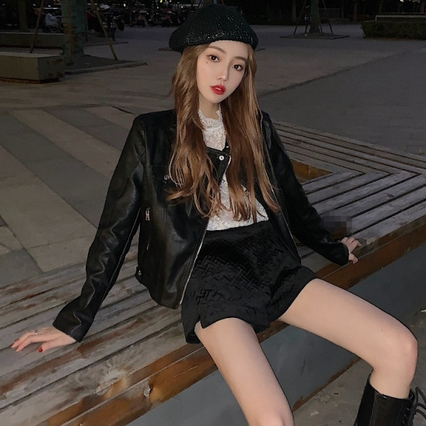 Modern rövid kabát cipzárral fekete műbőrből