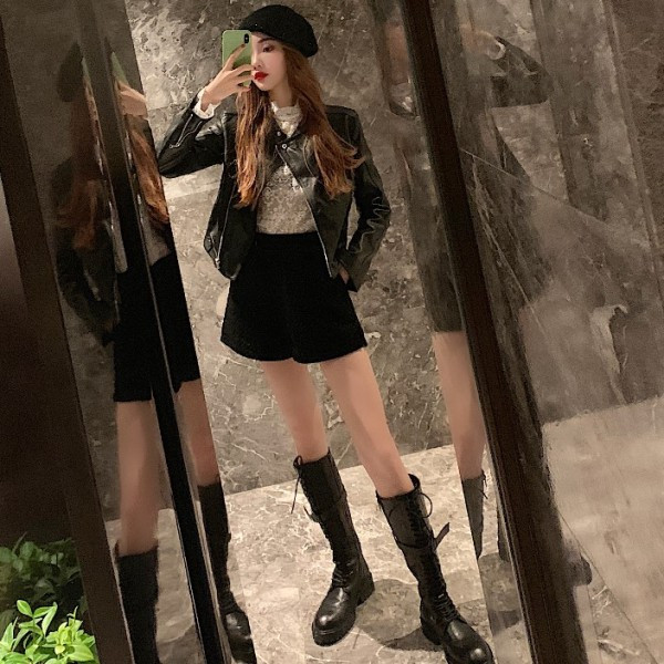 Modern rövid kabát cipzárral fekete műbőrből