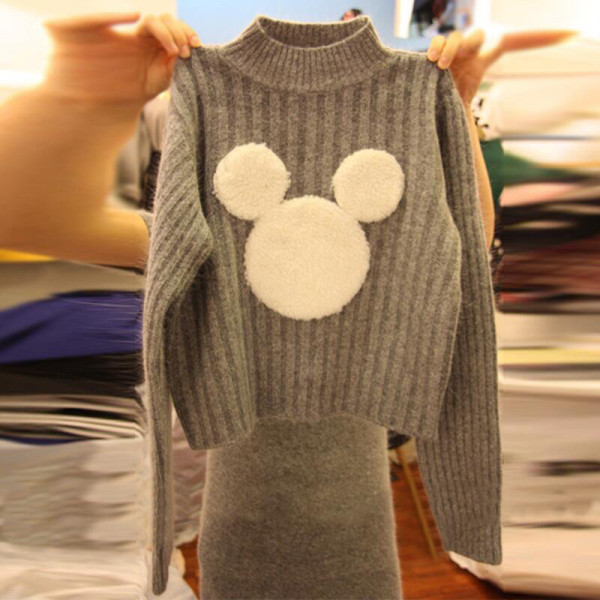 Új modell női pulóver magas gallérral bézs színben