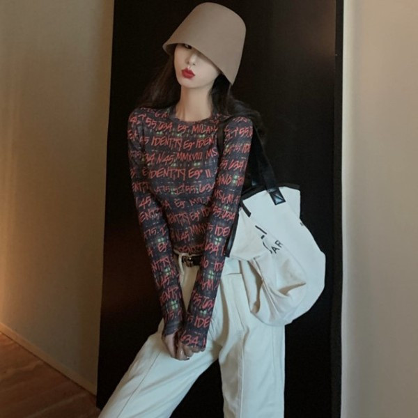 Modern testhezálló blúz ovális nyakkivágással és feliratokkal