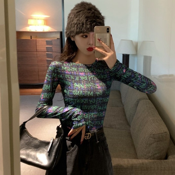 Modern testhezálló blúz ovális nyakkivágással és feliratokkal