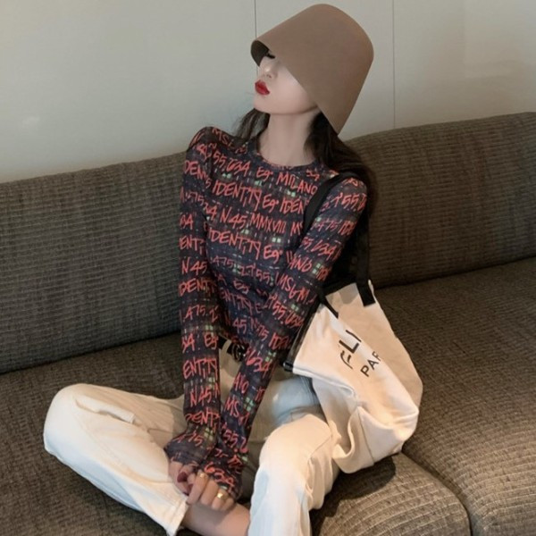 Modern testhezálló blúz ovális nyakkivágással és feliratokkal