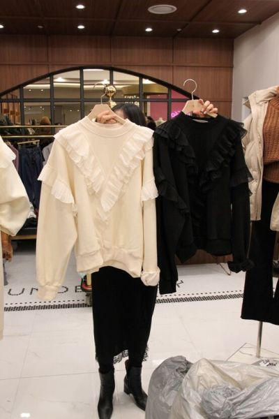 Női blúz kerek nyakkivágással, fekete-fehér színben