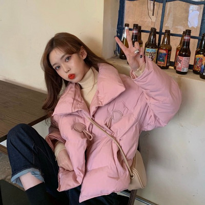 Modern női téli kabát rózsaszín gombokkal