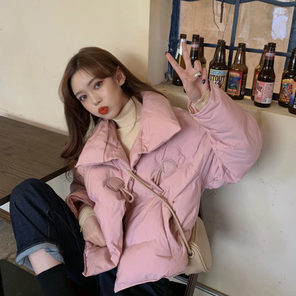 Modern női téli kabát rózsaszín gombokkal