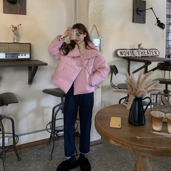 Modern női téli kabát rózsaszín gombokkal