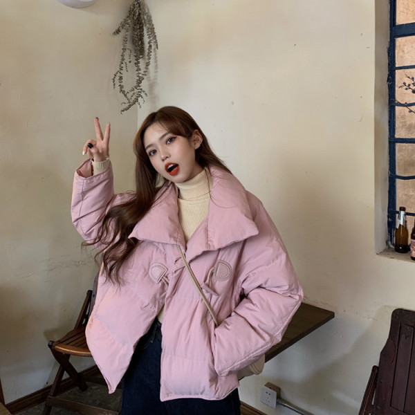 Modern női téli kabát rózsaszín gombokkal