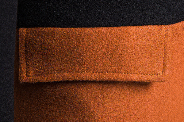 Elegáns férfi hosszú kabát zsebekkel és gombokkal, kék színben