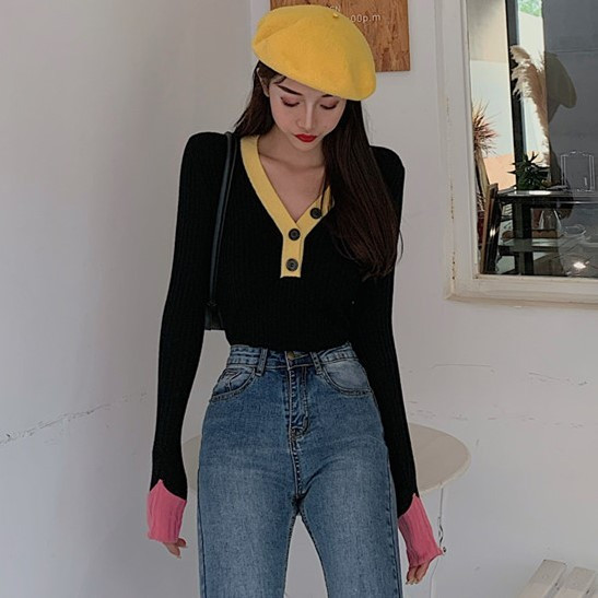 Női testhezálló blúz mély spitz nyakkivágással és gombokkal