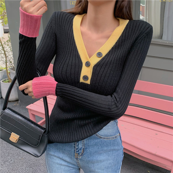 Női testhezálló blúz mély spitz nyakkivágással és gombokkal