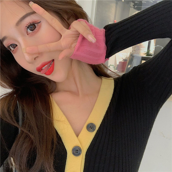 Női testhezálló blúz mély spitz nyakkivágással és gombokkal