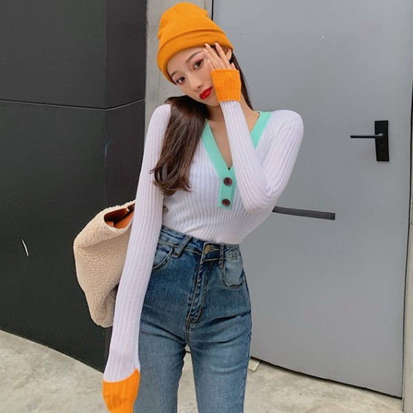 Női testhezálló blúz mély spitz nyakkivágással és gombokkal