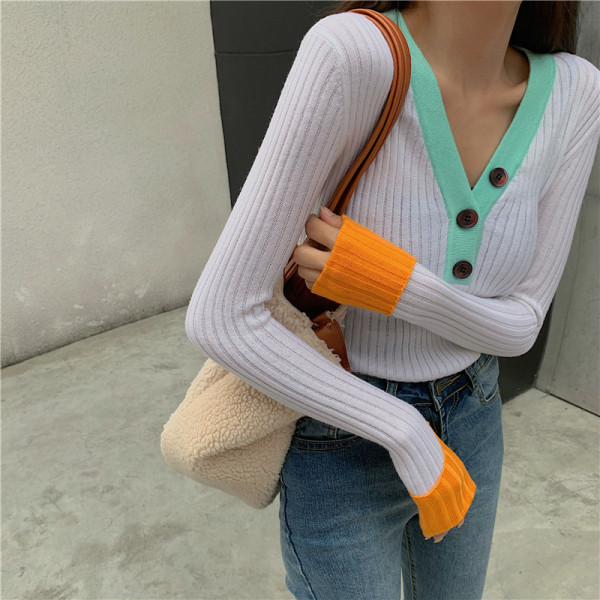 Női testhezálló blúz mély spitz nyakkivágással és gombokkal