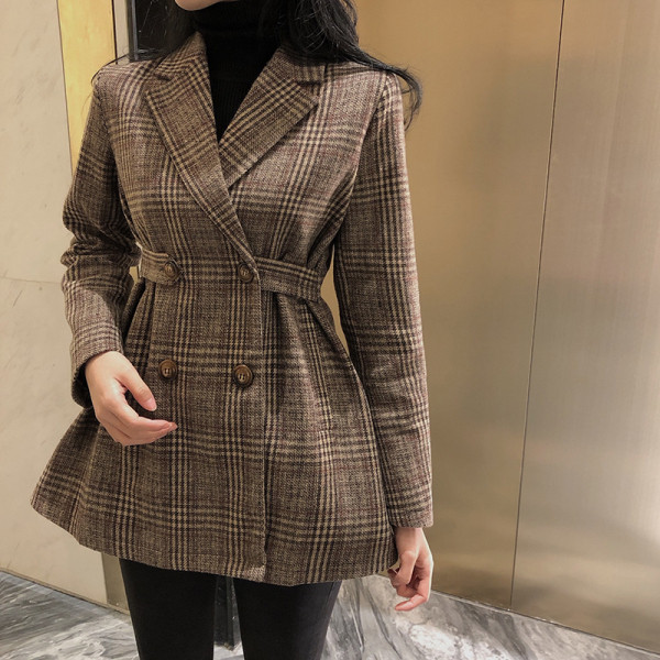 Hosszú kockás kabát gombokkal kivágott mintával