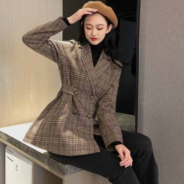 Hosszú kockás kabát gombokkal kivágott mintával