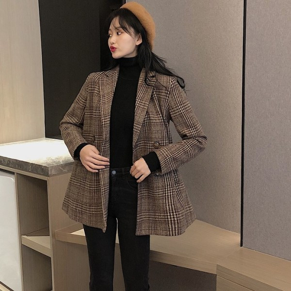 Hosszú kockás kabát gombokkal kivágott mintával