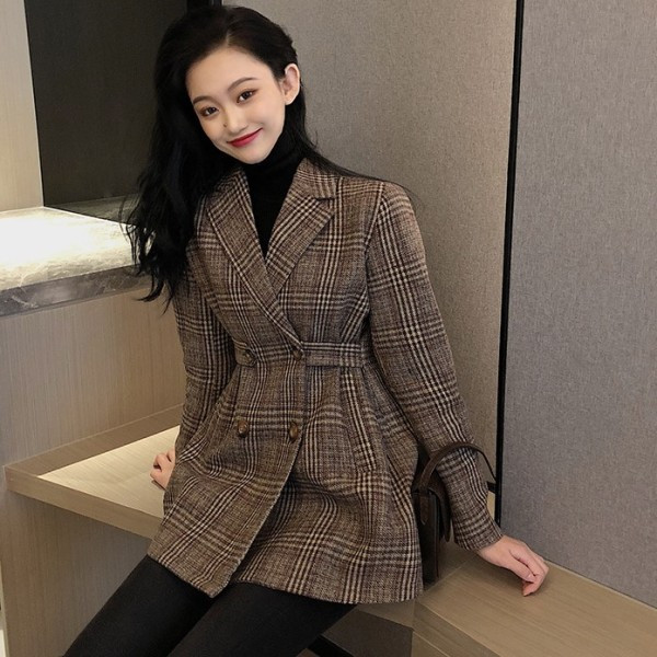 Hosszú kockás kabát gombokkal kivágott mintával