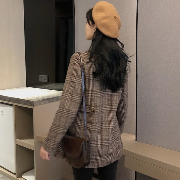 Hosszú kockás kabát gombokkal kivágott mintával