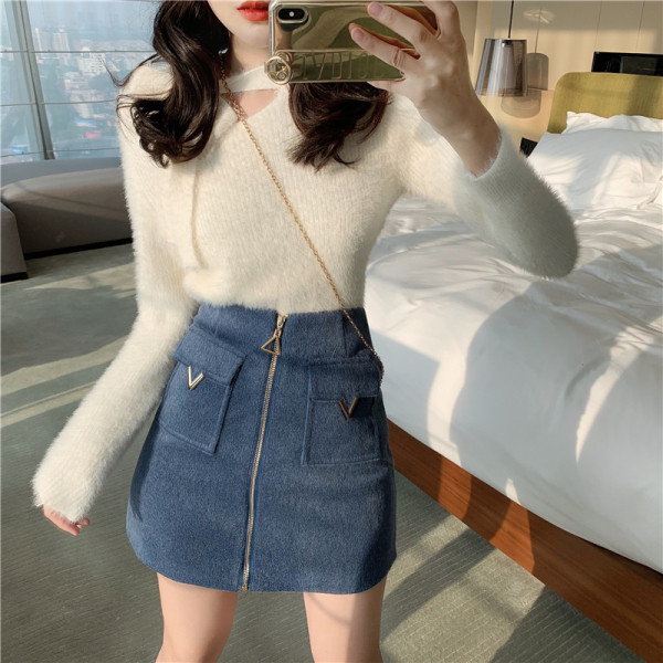 Rövid modern szoknya cipzárral és zsebekkel, három színben