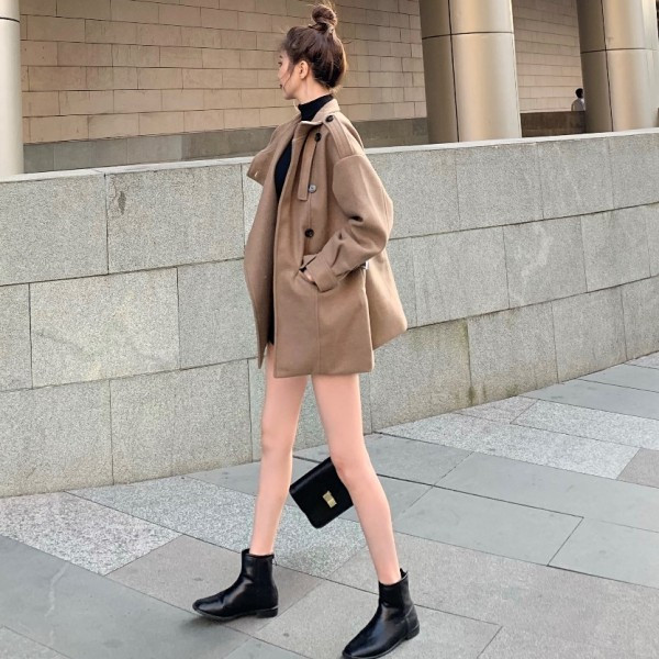 Elegáns női kabát aszimmetrikus rögzítéssel barna és fekete színben