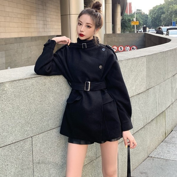 Elegáns női kabát aszimmetrikus rögzítéssel barna és fekete színben