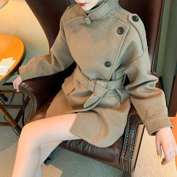 Elegáns női kabát aszimmetrikus rögzítéssel barna és fekete színben