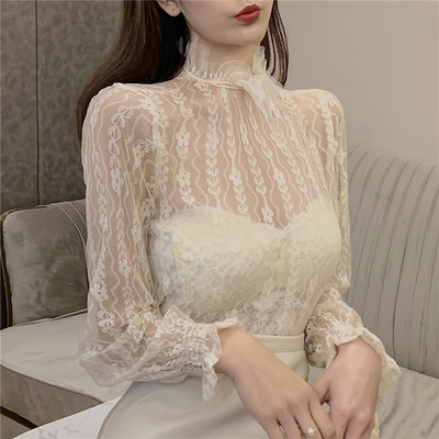 Γυναικεία δαντελένια μπλούζα με μεγάλο κολάρο σε λευκό και μαύρο χρώμα