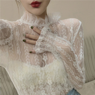 Γυναικεία δαντελένια μπλούζα με μεγάλο κολάρο σε λευκό και μαύρο χρώμα