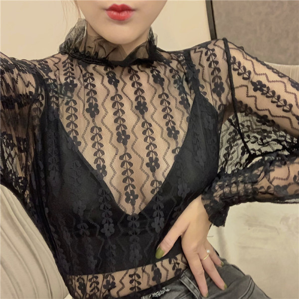 Γυναικεία δαντελένια μπλούζα με μεγάλο κολάρο σε λευκό και μαύρο χρώμα