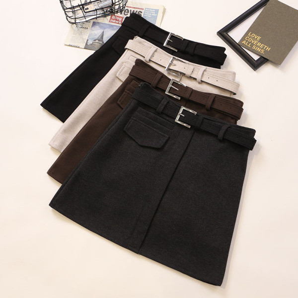 Aktuális női szoknya négy színben övvel és zsebbel