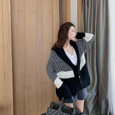 Γυναικεία φαρδύ ζακέτα με κουμπιά σε μαύρο και άσπρο χρώμα