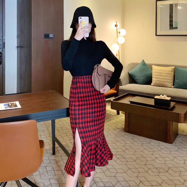 Női testhezálló kockás szoknya hasítékkal és fürtökkel