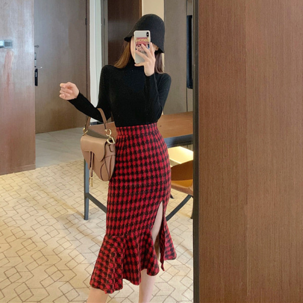 Női testhezálló kockás szoknya hasítékkal és fürtökkel