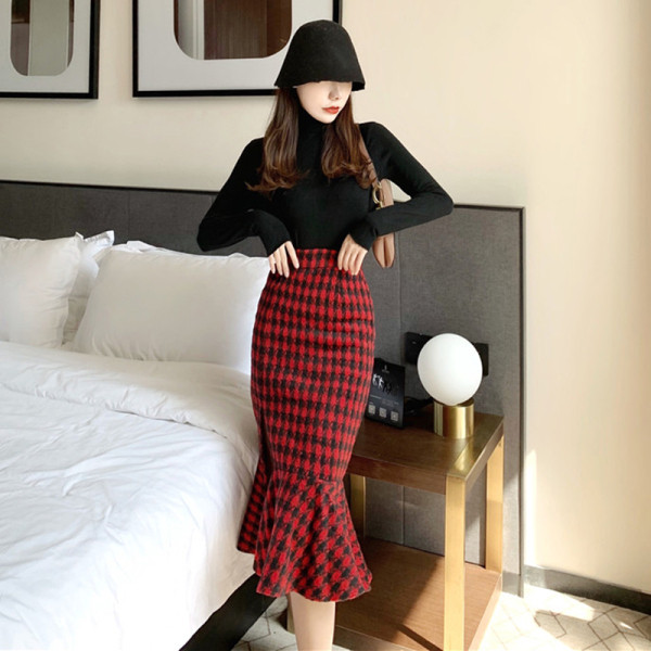 Női testhezálló kockás szoknya hasítékkal és fürtökkel