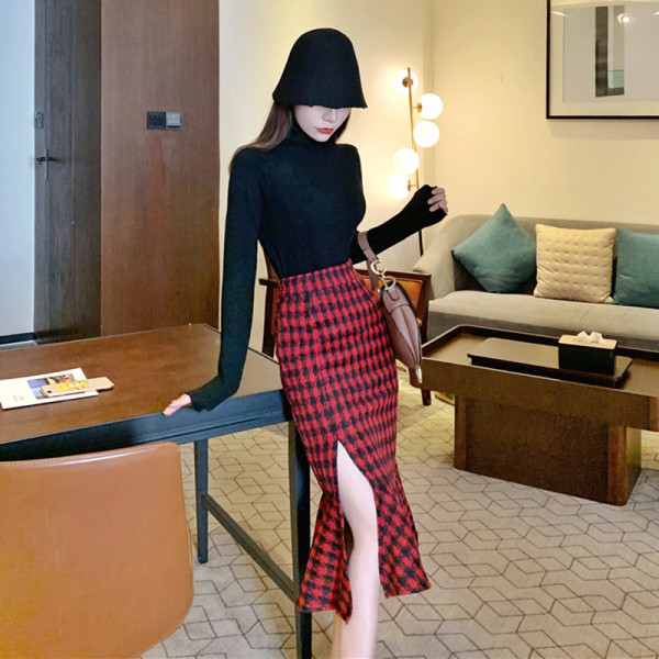 Női testhezálló kockás szoknya hasítékkal és fürtökkel