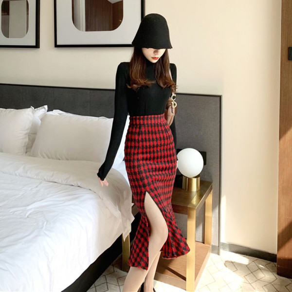 Női testhezálló kockás szoknya hasítékkal és fürtökkel