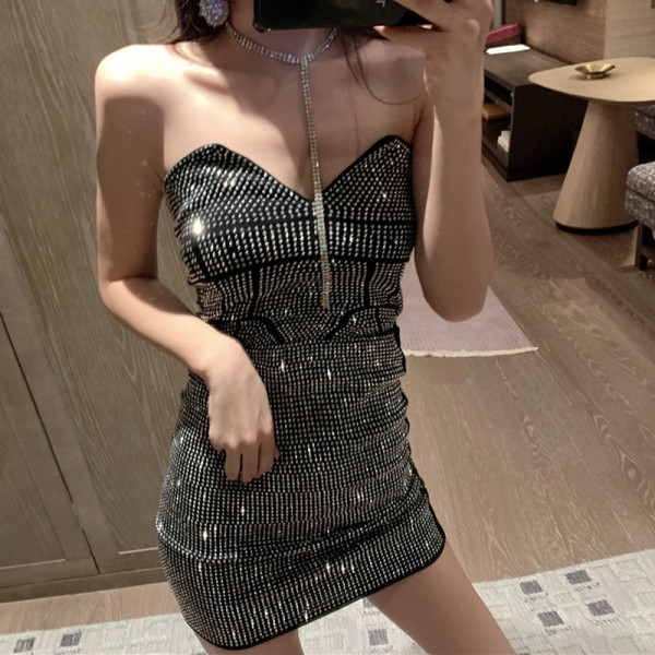 Női, modern, testre szabott mellszoba kövekkel