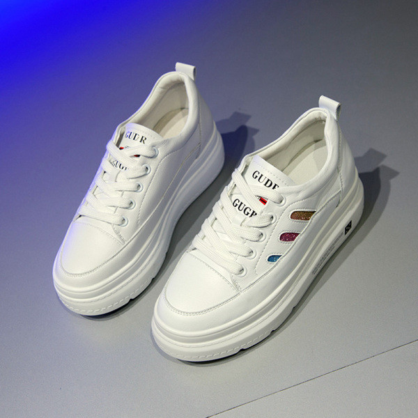 Bőr női alkalmi tornacipő lapos talppal, fehér színben