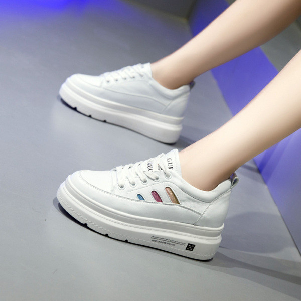 Bőr női alkalmi tornacipő lapos talppal, fehér színben