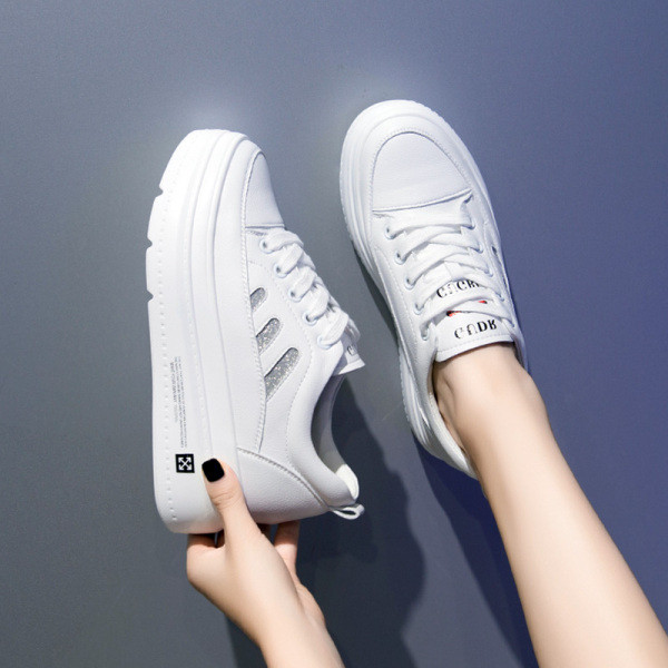 Bőr női alkalmi tornacipő lapos talppal, fehér színben