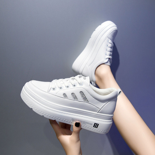 Bőr női alkalmi tornacipő lapos talppal, fehér színben