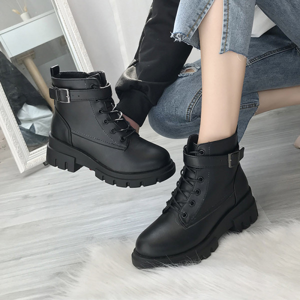 Lapos talpú, télre is alkalmas női bőrcsizma