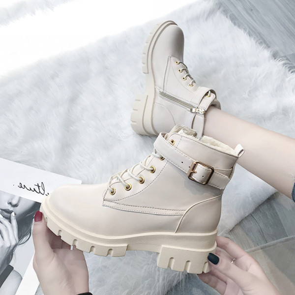 Lapos talpú, télre is alkalmas női bőrcsizma