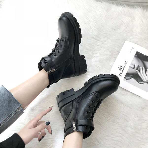 Lapos talpú, télre is alkalmas női bőrcsizma