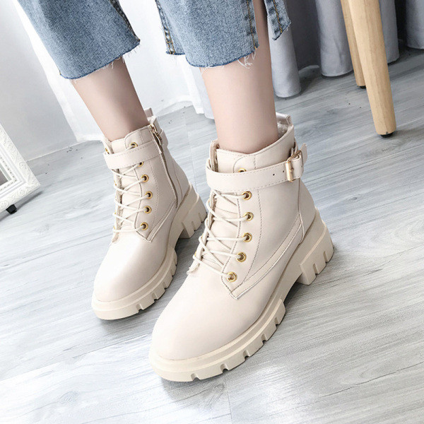 Lapos talpú, télre is alkalmas női bőrcsizma