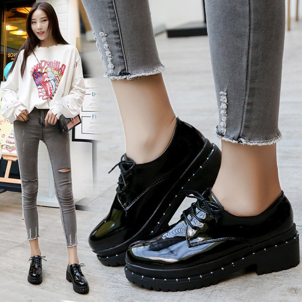 Modern női alkalmi cipő lapos talppal, fekete színben